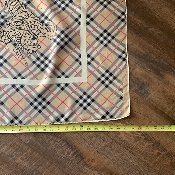 Burberry. VINTAGE Scarf. Fair condition. Prices to sell - Picture 9 of 9